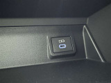 充電用USB端子付き。スマートフォンなどの充電に便利です。