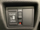 左側電動スライドドアは運転席からでも操作ができるように、ハンドル付近に開閉の操作スイッチが付いています。