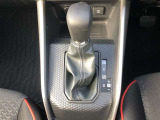 操作しやすいATシフトです。シフトチェンジを気にしなくてよいので運転だけに集中できますね。自然と手に届くところにある、手になじむ形状のシフトノブがいいですね。