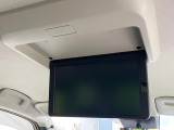 【フリップダウンモニター】大画面モニターで後席でもエンタメをお楽しみいただけます。小さなお子様にも大人気の装備です♪