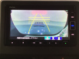 バックでの車庫入れも安心です! リアカメラが付いているバックモニター付のナビを装備しております。操作線もついており距離感も画面から確認できます。