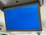 【フリップダウンモニター】大画面モニターで後席でもエンタメをお楽しみいただけます。小さなお子様にも大人気の装備です♪