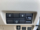 アイドリングストップ。停車時にブレーキを踏むだけでエンジンがストップ。さらに、発進時にはブレーキから足を離すだけでエンジンを始動します燃費を向上させます。ON/OFFスイッチにより切り替える事も可能です。