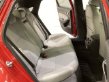 リアシートは足元も広く、長距離運転になってもゆったりとできるようにアームレストがついてます。