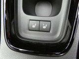 運転席と助手席には寒い時にうれしいシートヒーターが装備されてます。