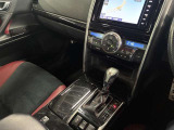 両側パワースライドドアを採用しており、運転席から簡単に開閉操作が可能です。駐車場や狭い場所でも扱いやすく、乗車時・降車時の負担を軽減します。