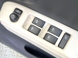 【電動格納ミラー】サイドミラーは電動格納式となっており、狭い駐車場でもキズがつくリスクを抑えられます。