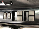 パワーウィンドは今や当たり前の機能ですが、無いと困る機能です。運転席からの操作で、全席の窓を振るオープンにしたり、フルクローズが可能です。