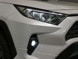 LEDヘッドライトです。デザイン性がよくとても明るいので、夜間の走行や悪天候でも安心です。しかも長寿命!