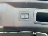 ハンズフリー機能付パワーリフトゲートなので足でトランクが開け閉めできます。また、運転席と鍵にも開閉スイッチがついております。