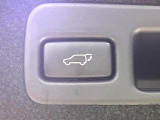 【パワーバックドア】スマートキーや運転席のボタンを押すだけでリアゲートが自動で開閉します!荷物を持っている時や、高い位置にあるバックドアを閉める際に便利な機能です♪