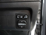 運転席から左右のドアミラーの開閉が可能です♪駐車場でのドアミラーの折り畳みが簡単です♪