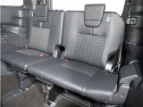便利な5:5分割可倒式シートです。収納と乗車人数のバランスに優れています♪荷物の大きさに応じたラゲージスペースをフレキシブルに作り出せるので、シーンに応じた使い方ができます♪