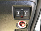 【両側電動スライドドア】狭い場所でもドアを全開にでき、チャイルドロックを使っても運転席のスイッチを操作するだけでドアの開け閉めが可能です。小さなお子様でもボタン一つでスライドドアの開閉可能です。