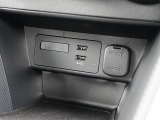 CD/DVD再生プレーヤーは装備されておりませんがフルセグTVチューナー、USB端子やブルートゥースオーディオは備えています。
