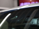 【プリクラッシュセーフティシステム】ミリ波レーダーと単眼カメラを併用したセンサーで前方の車両と昼歩行者・昼自転車を検知し、それに基づく統合的な制御により、事故の回避や衝突被害の軽減を支援します。
