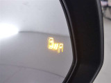 隣車線を走る車両をレーダーで検知し、ドアミラーでは確認しにくい後側方エリアに存在する車両に加え、急接近してくる車両も検知します。車両を検知するとドアミラーに搭載されたLEDインジケーターが点灯します。