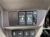 両側電動スライドドアです。リモコンや運転席スイッチ、ドアハンドルの操作で自動開閉。お子様を抱き抱えている時や荷物の多いときなどに便利です!!