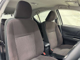 高いホールド性で運転姿勢が安定します。長距離ドライブでも疲れにくいのが魅力です。