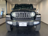 Jeep伝統のセブンスロットルグリルを引継現在風にアレンジされております。