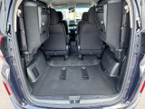 後席収納にて、大きな荷室として利用できます。