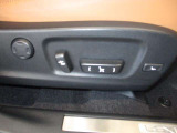 パワーシート搭載。微妙な調整が手軽にでき、ピッタリのポジションで運転することが可能です。