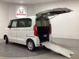 当車はスロープ付きの車いす仕様車です。緩やかなスロープをウインチで車いすを引っ張って乗り降りができます。福祉車両の総額表示価格は課税・非課税で変わります。詳細はスタッフにお問い合わせ下さい。