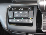 エアコンはオートエアコンでお好みの温度調整が出来、オールシーズン快適にドライブできます!リア席はプライバシーガラスで夏も涼しく過ごせます!