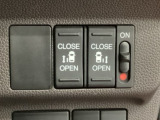 【両側パワースライドドア】両側がパワースライドドアになっており、運転席のスイッチやスマートキーでも開閉が可能です!開口部も広いので乗り降りも楽々♪