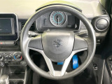 インテリアに合わせたデザインのステアリングは、運転される方のことも考え、運転しやすい形状、大きさです。是非一度、実際に触ってお確かめください。