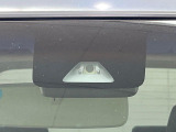 【衝突軽減装置】走行中に前方の車両等を認識し、衝突しそうな時は警報とブレーキで衝突回避と被害軽減をアシスト。より安全にドライブをお楽しみいただけます。