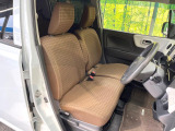 運転席シート廻りは使用感も少なく、良好な状態となっています。前オーナー様が丁寧に使っていたことがよくわかりますね。