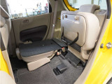 【チップアップ&ダイブダウンシート】はね上げれば高さのある荷物、倒せば長い荷物も収まります。はね上げて、倒して変化するシートで使いやすさをアレンジ。