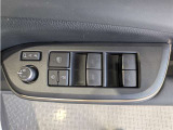 運転席からも操作可能な全席パワーウィンドウが装備されています。