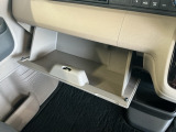 【グローブボックス】収納スペースが沢山あるので車内が散らからずに助かります。ちょっとした物を入れるのにいいですね♪