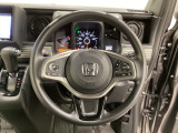 ハンドルにHondaセンシング系のクルーズコントロールやレーンキープアシストなどのスイッチと、オーディオの操作スイッチが装備されています。ハンドルから手を離さず安全に操作できます。