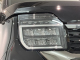 LEDヘッドライトは、点灯の瞬間から最大光量を発揮し、突然暗くなるトンネルなどでの安定感を高めます。