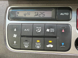 【オートエアコン】一度お好みの温度に設定すれば、車内の温度を検知し風量や温度を自動で調整。暑い&hellip;寒い&hellip;と何度もスイッチ操作をする必要はありません。快適な車内空間には必須の機能ですね♪