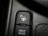アドバンスト パーク付きです。カメラやソナーによって、周囲を監視しながら駐車を支援。障害物を検知した場合には警報を鳴らし、ブレーキ制御を行うことで接触回避を支援します。