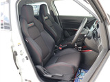 お車選びをお楽しみ頂けるよう、在庫車の展示スペースを十分に確保しております。