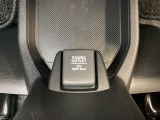 アクセサリーソケットはUSBのアダプターなどをつければ、スマホの充電にも使えます。周辺には物が置けるトレーがついています。