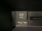 助手席前には横長のトレーとアクセサリーソケットがついています。その下に充電可能なUSB端子が2個ついていますので、手前のトレーにスマートフォンを置いて移動中でも充電できるので便利です。
