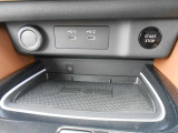 ワイヤレス充電機能付きなので対応機種の充電を簡単に行えます。 ・USB電源ポート&times;2&電源ソケット装備
