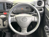 インテリアに合わせたデザインのステアリングは、運転される方のことも考え、運転しやすい形状、大きさです。是非一度、実際に触ってお確かめください。