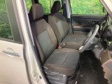 運転席まわりには十分なスペースがあり、大柄な方でもゆったり運転していただける環境です。
