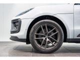 20インチ Macan S ホイール(ダークチタン塗装)搭載です。