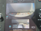 運転席から前タイヤ付近をモニターできるサイドビューモニターと、フロントカメラを装備しています