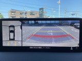 狭い場所での駐車やすれ違いなどでより的確な運転操作に役立つ360&deg;ビューモニターが装備されています。