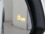 【BSM(ブラインドスポットモニター)】・・・隣の車線を走る車両をレーダーで感知。車両を感知するとドアミラーに搭載されたLEDインジケーターが点灯。