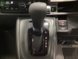 CVT車のセレクトレバーです。低速から高速まで、変速ショックのないスムーズな走りと、エンジン効率のよい領域を維持して燃費にも貢献します。サイドブレーキはスイッチ操作の電子制御パーキングブレーキです。